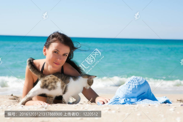 女孩在海灘上與一只小貓