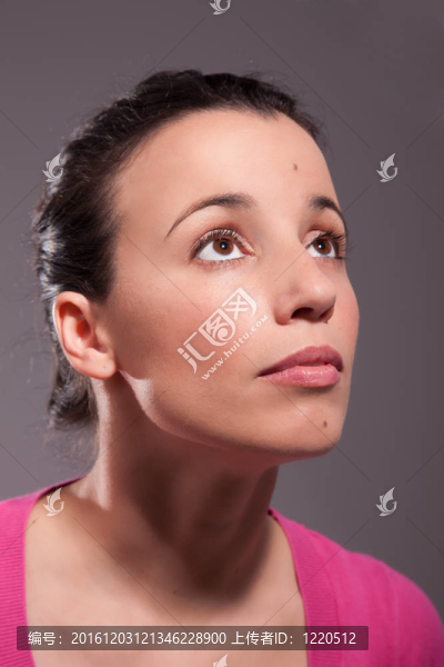 快樂美女；仰視；攝影棚。