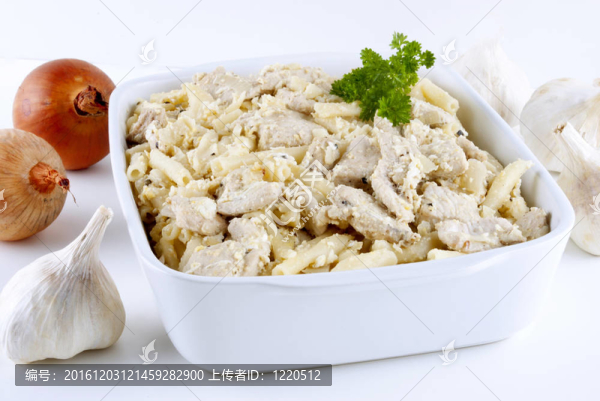 通心粉砂鍋雞燉牛肉和大蒜醬