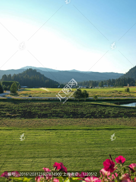 從一個(gè)絢麗的陽臺(tái)上看到一個(gè)鄉(xiāng)村景色