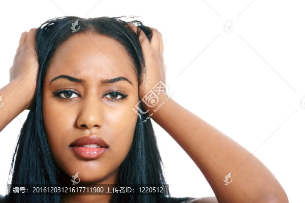 女孩頭痛或生病的感覺