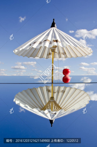 鏡子上的白傘和蘋果