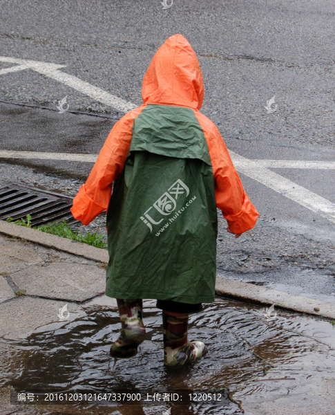男孩在雨中玩。