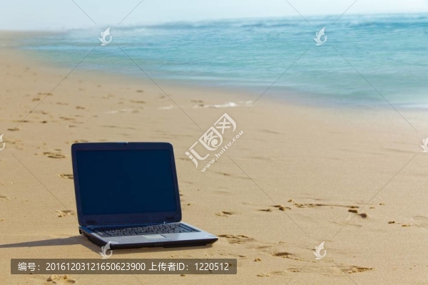 筆記本電腦在海灘上