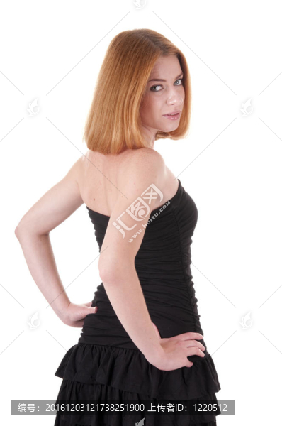 穿著雞尾酒禮服的美麗的年輕女人