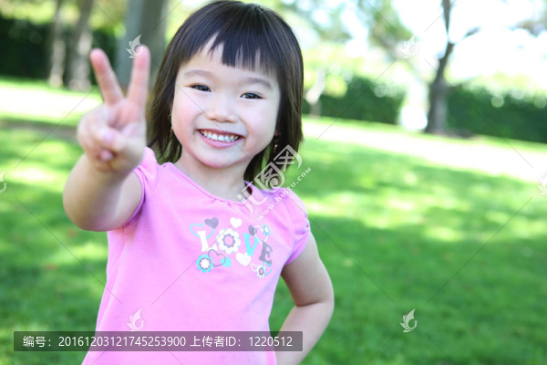 可愛的亞洲女孩在Park