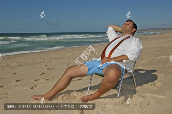 商人在海灘上休閑！