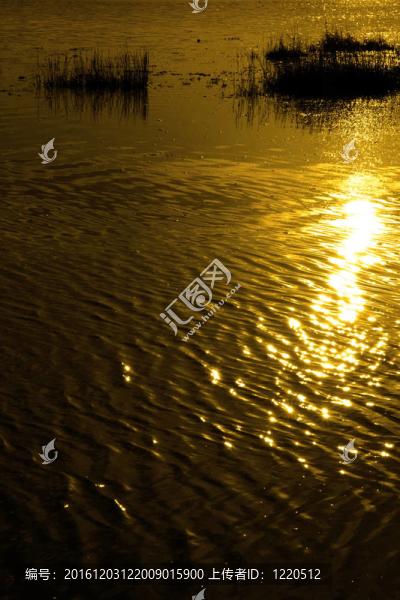 平靜的水面漣漪沖向夕陽