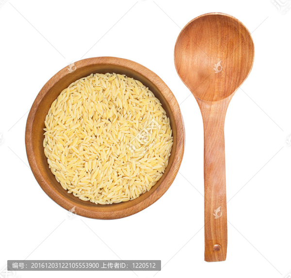 白色背景下的木板和勺子米