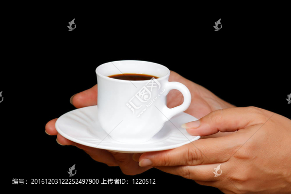 手上有一杯咖啡在黑色背景