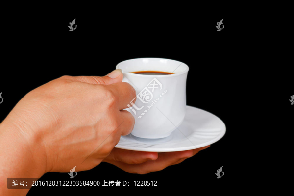 手上有一杯咖啡在黑色背景