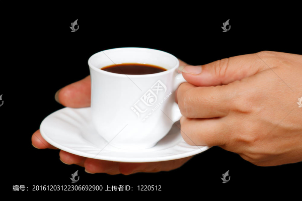 手上有一杯咖啡在黑色背景