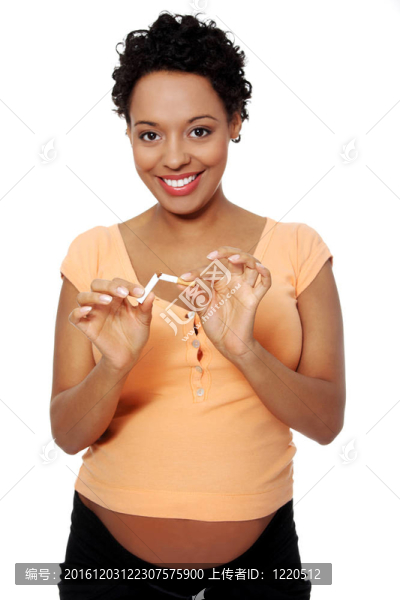 懷孕的女人掰一根煙