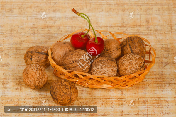紅色櫻桃和堅果的小籃子
