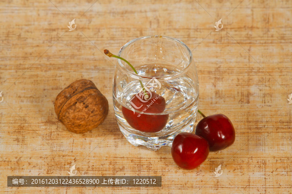 靜物與玻璃飲料；櫻桃和堅(jiān)果