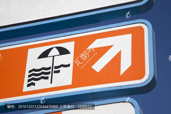 橙色沙灘交通路標(biāo)藍天背景