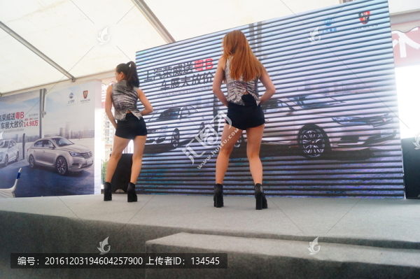 女模特跳舞