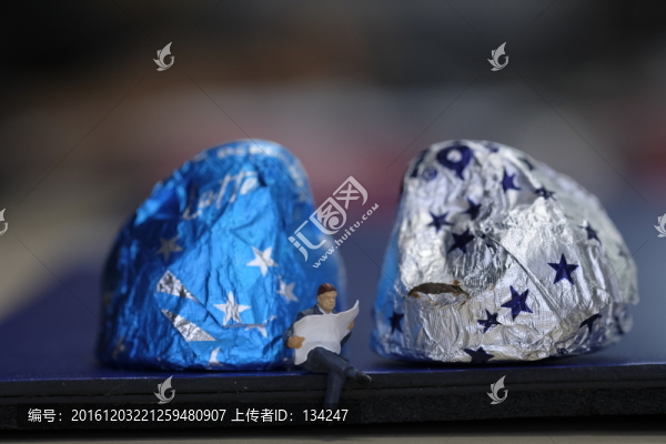 微縮小人模型和巧克力糖
