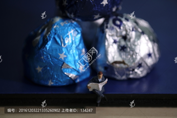 微距小人和巧克力糖