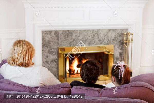 母親和孩子們在爐火中看書