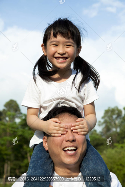 公園快樂家庭。女孩和她的父親