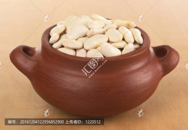 原始利馬豆（黃油豆）在鄉(xiāng)村碗上拍攝的木材（選擇性的重點；重點在前面的碗豆）