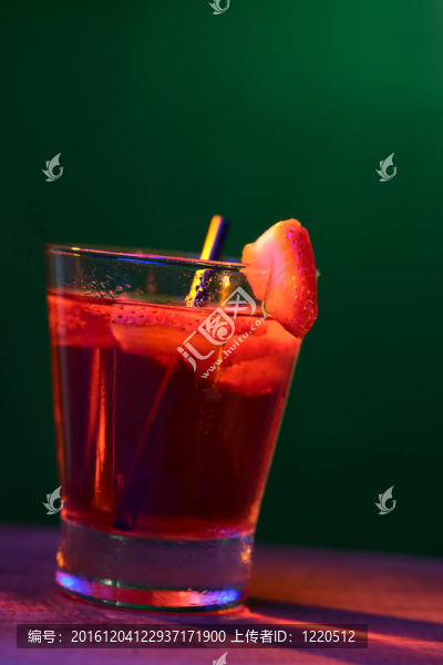 草莓飲料拍攝的工作室，通過使用照明濾色片（選擇性聚焦，重點(diǎn)放在前邊緣的玻璃和前面的草莓片的邊緣）