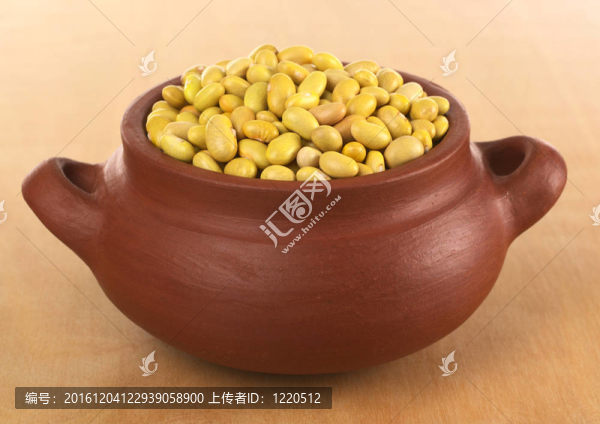 原金絲雀豆（秘魯豆；黃豆）在鄉(xiāng)村拍攝的木碗（選擇性聚焦；對(duì)在碗前豆重點(diǎn)）