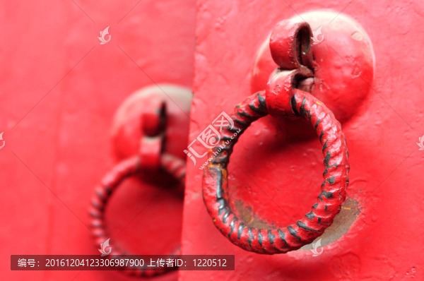 鐵紅色的門(mén)把手