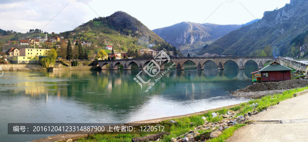 維謝格拉德大橋全景