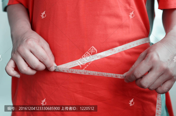 胖女人測(cè)量腰圍