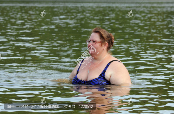 豐滿的女人在河里洗澡