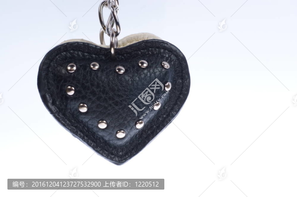 用鏈條固定的黑白心。