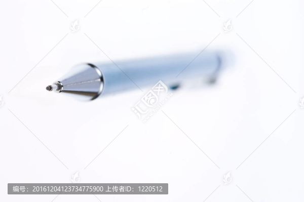 筆記本電腦和藍(lán)色鉛筆的空白頁