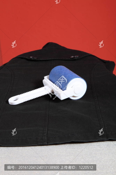 帶絨輥的藍(lán)色吸塵器