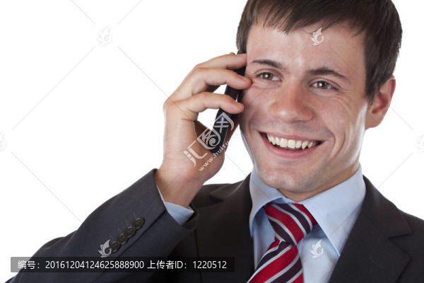 快樂(lè)的年輕企業(yè)家與手機(jī)電話