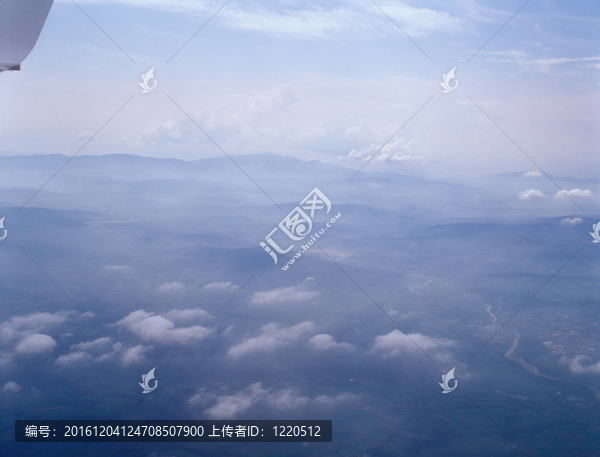 飛越地球上空。