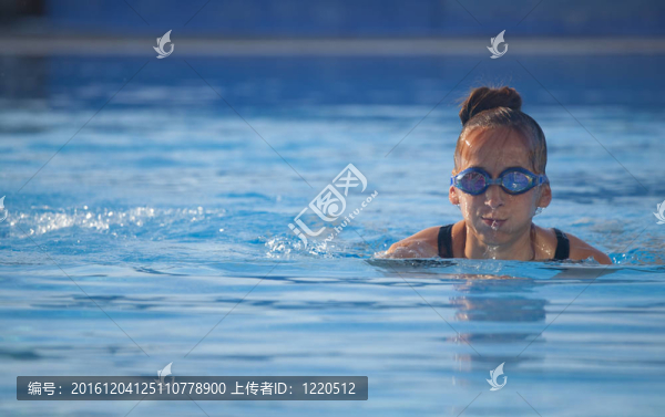 游泳池里的女人