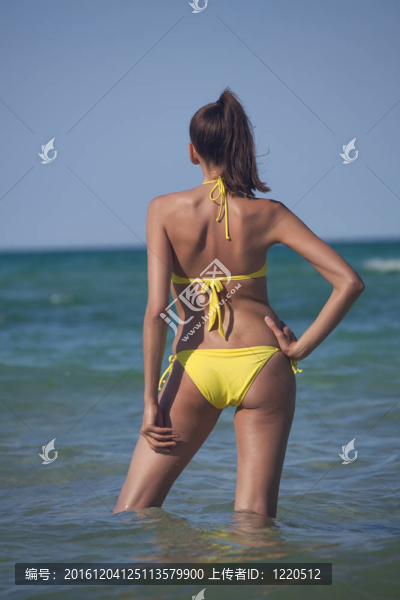 站在海洋中的女人