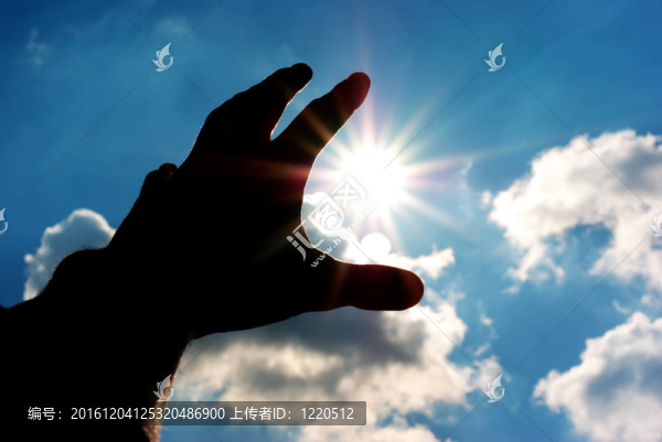 人的手的輪廓到達(dá)太陽(yáng)