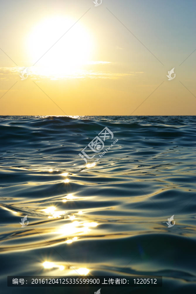 日落的波浪。