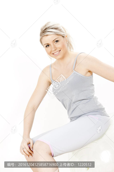 年輕女子在健身房里的一個球