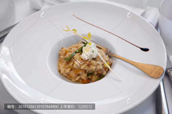 與雞油菌和山羊奶酪risottto