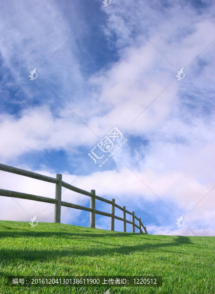 木柵欄與天空