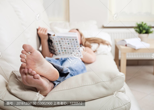 坐在沙發(fā)上的女人