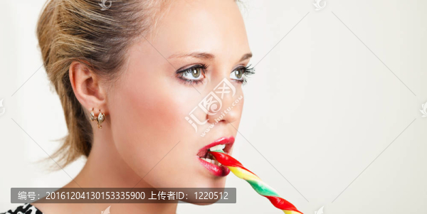 用棒棒糖的年輕女子