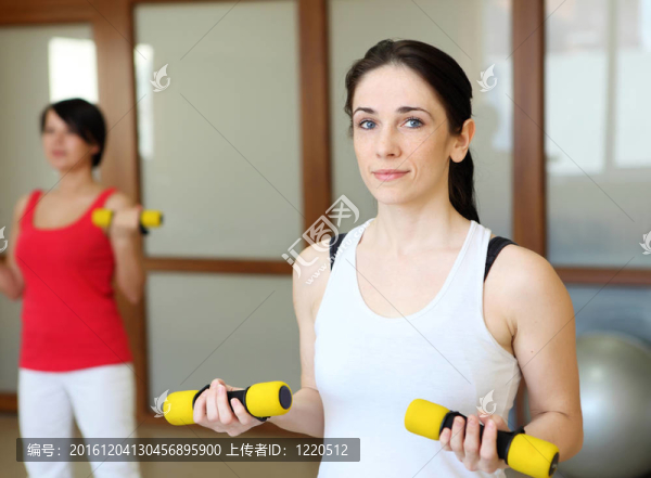 年輕女子做運動