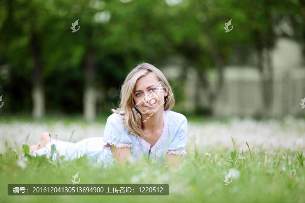 公園里的金發(fā)女郎