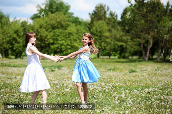 兩個女孩在公園里玩