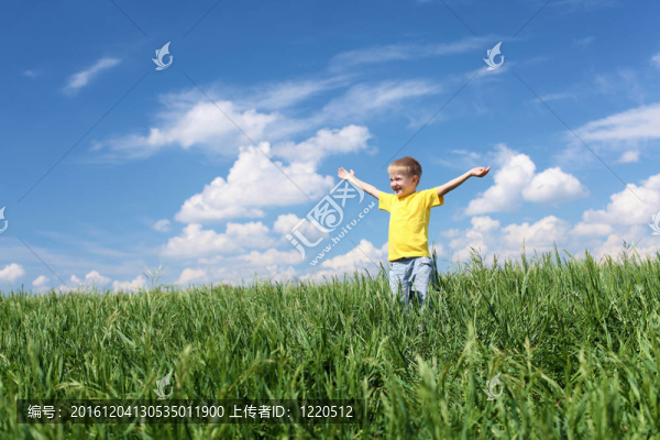 小男孩在戶外